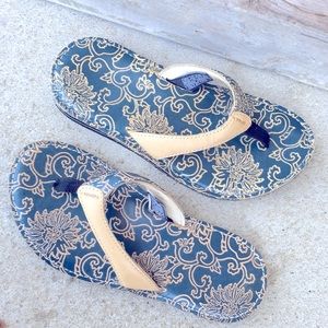 TEVA LEATHER GENUINE LEATHER THONG/SANDAL BLUE/LIGHT TAN EMBOSSED/CUSHIONED